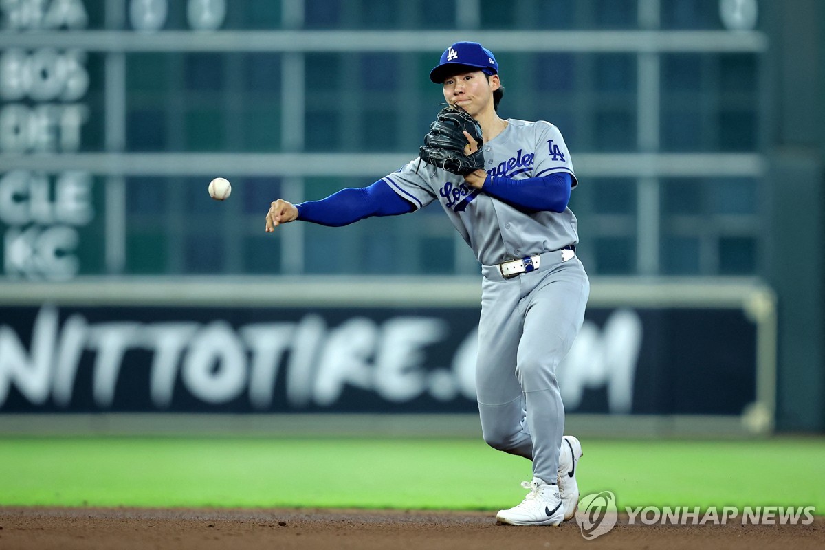 다저스 베츠, MLB 복귀 임박…김혜성 로스터에 잔류할까 |