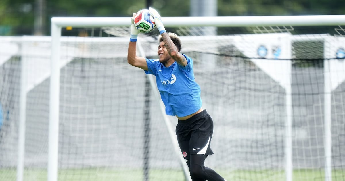 "Goalkeeper union" strong as Crépeau, St. Clair vie to be Canada's No. 1 at World Cup
